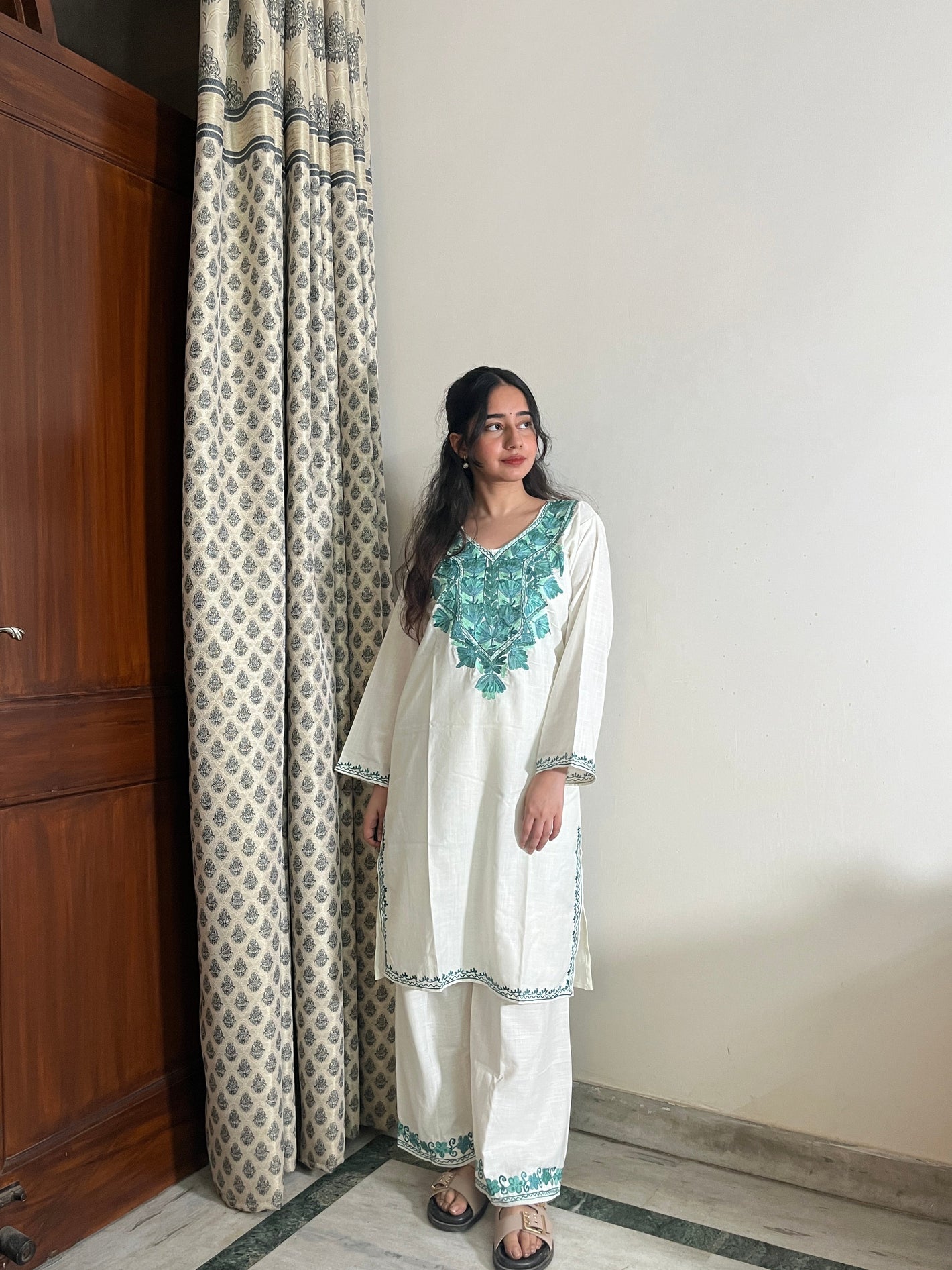 Saira Kashmiri cotton Aari Kurta Set- White