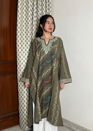 Shaili sozni Woollen Kashmiri Pheran- Olive Green