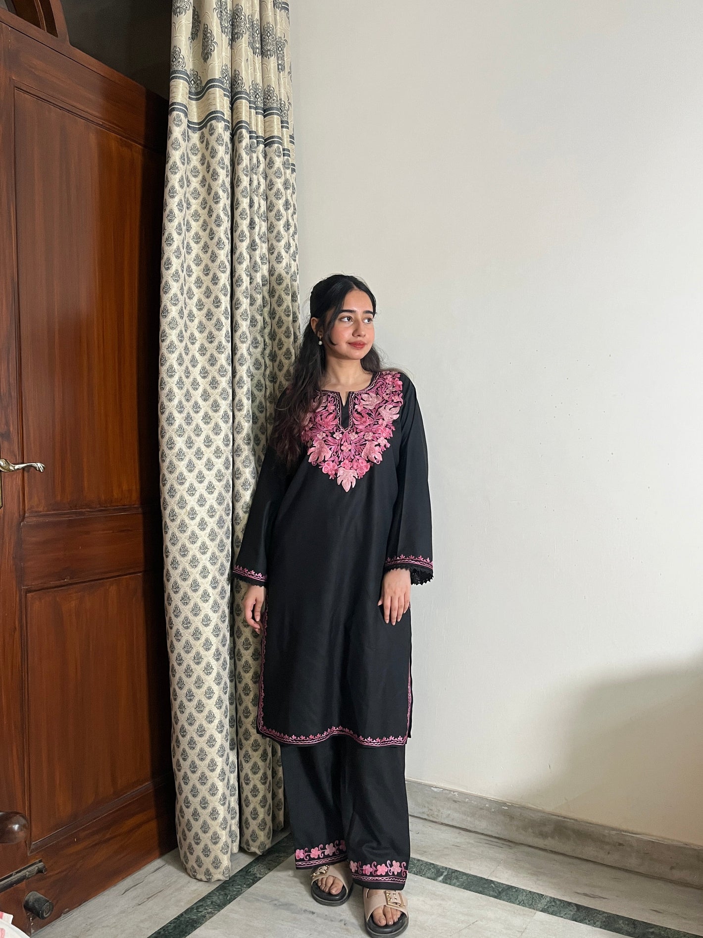 Saira Kashmiri cotton Aari Kurta Set- Black