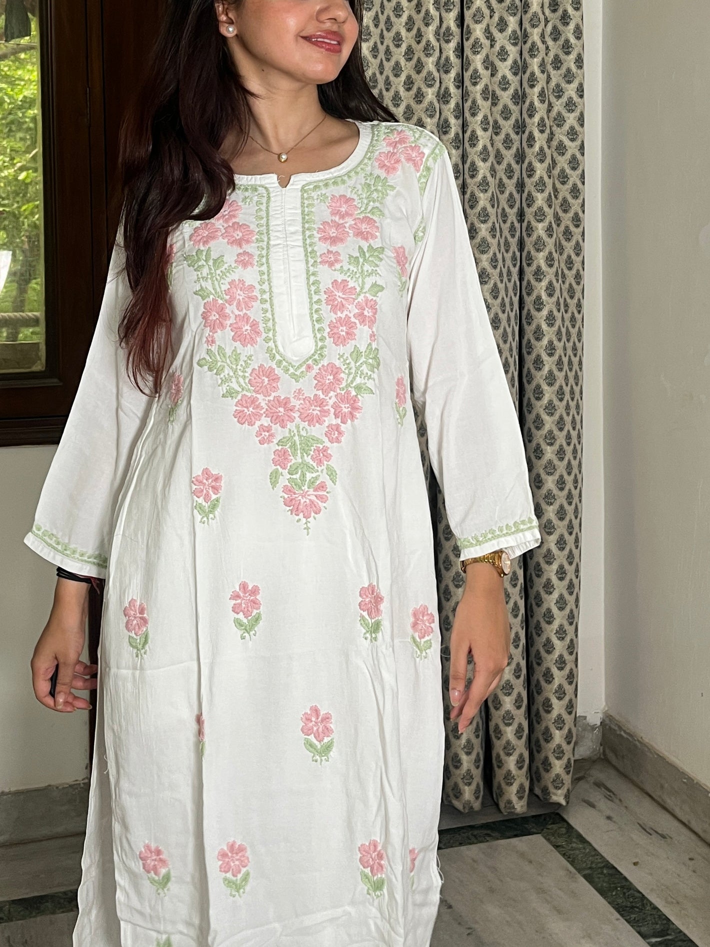 Dia modal Rose chikankari kurta set- white