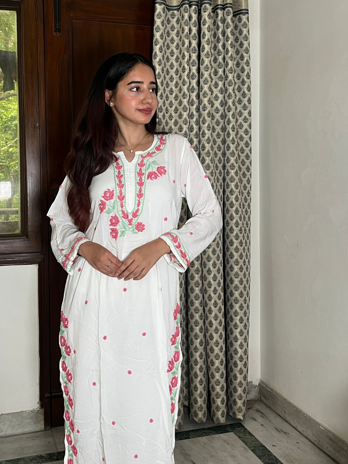 Dia modal Rose chikankari kurta set- white